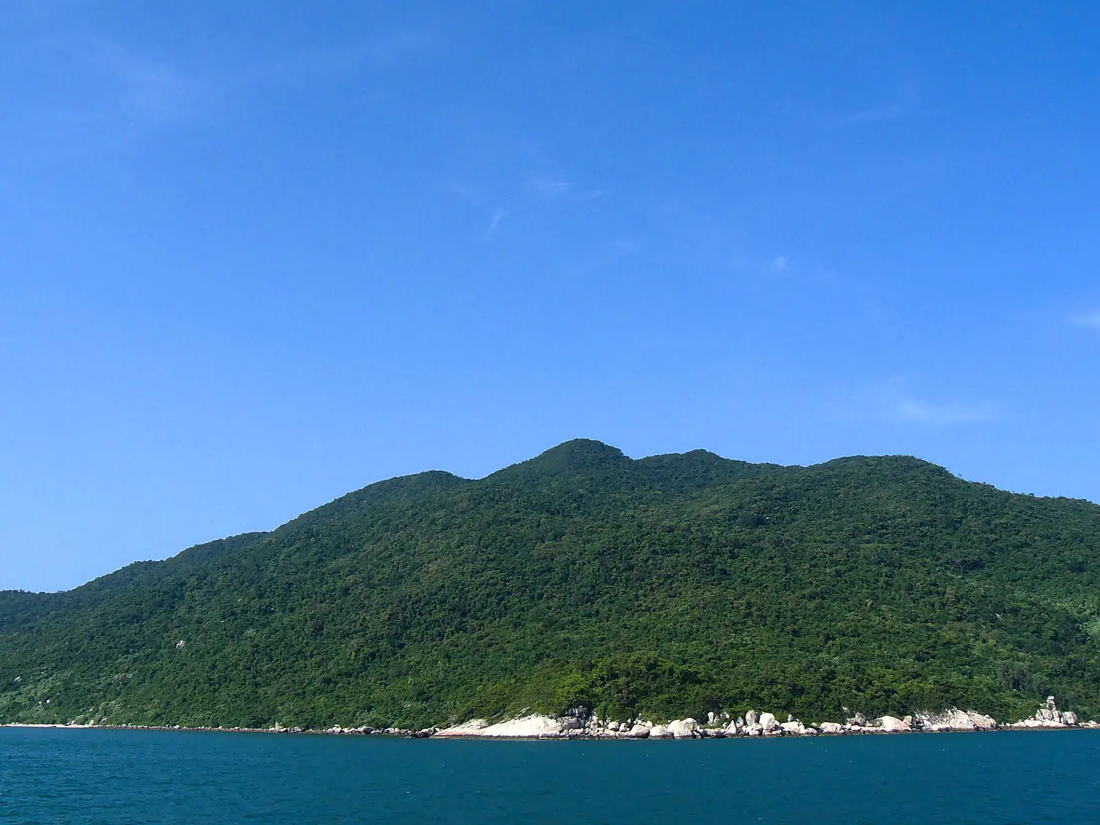 Một hòn đảo phủ rừng ở Cù Lao Chàm
