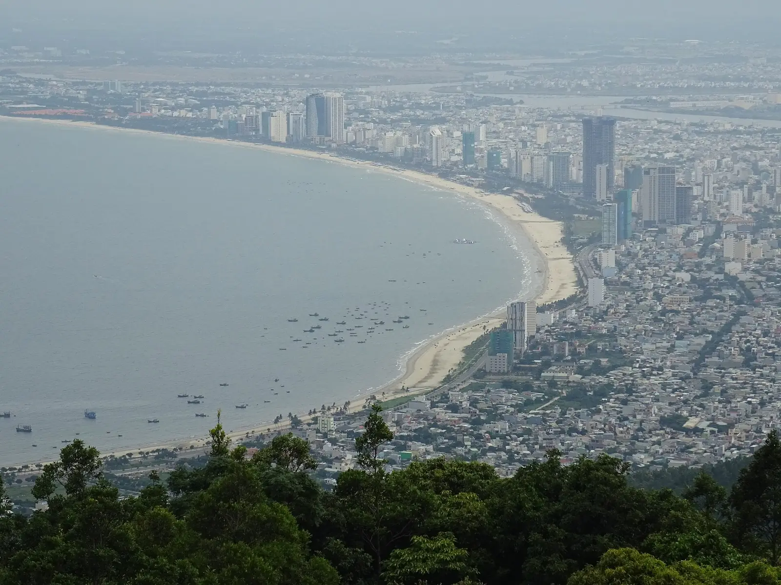 Vịnh biển và thành phố Đà Nẵng nhìn từ núi Sơn Trà