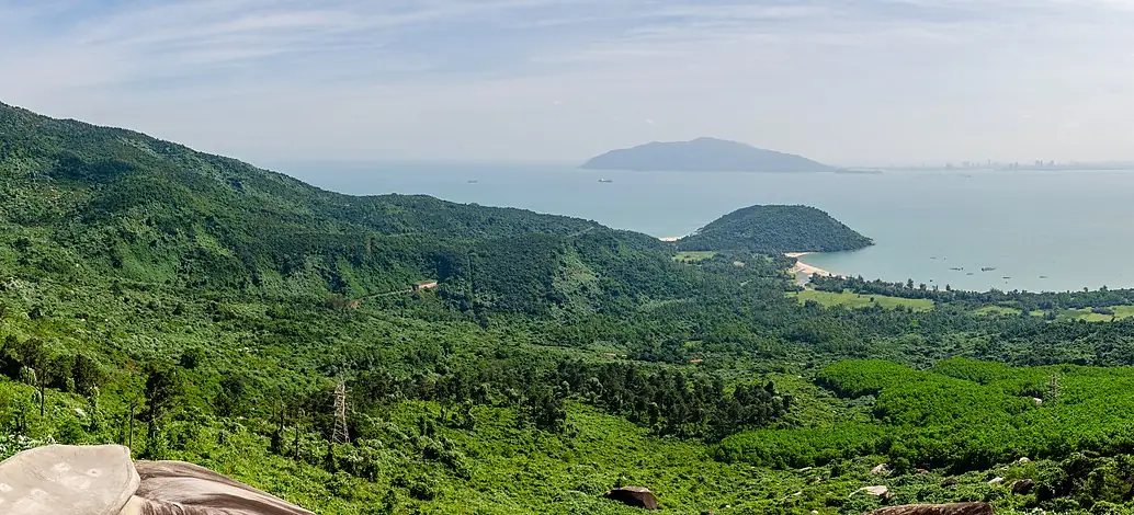 Sườn núi xanh và vịnh biển nhìn từ đèo Hải Vân