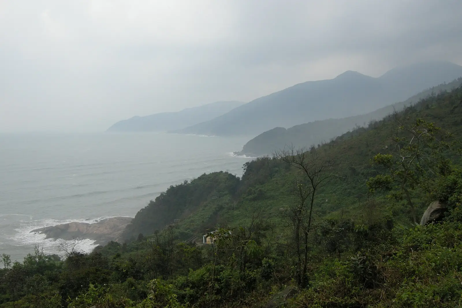 Núi và biển nhìn từ đèo Hải Vân về phía nam trong sương