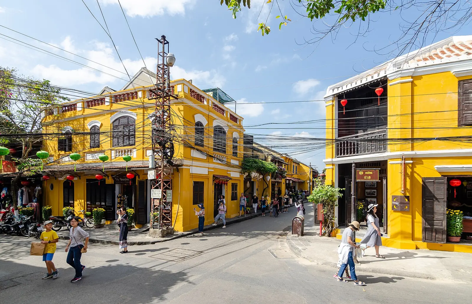 Những ngôi nhà tường vàng trong phố cổ Hội An