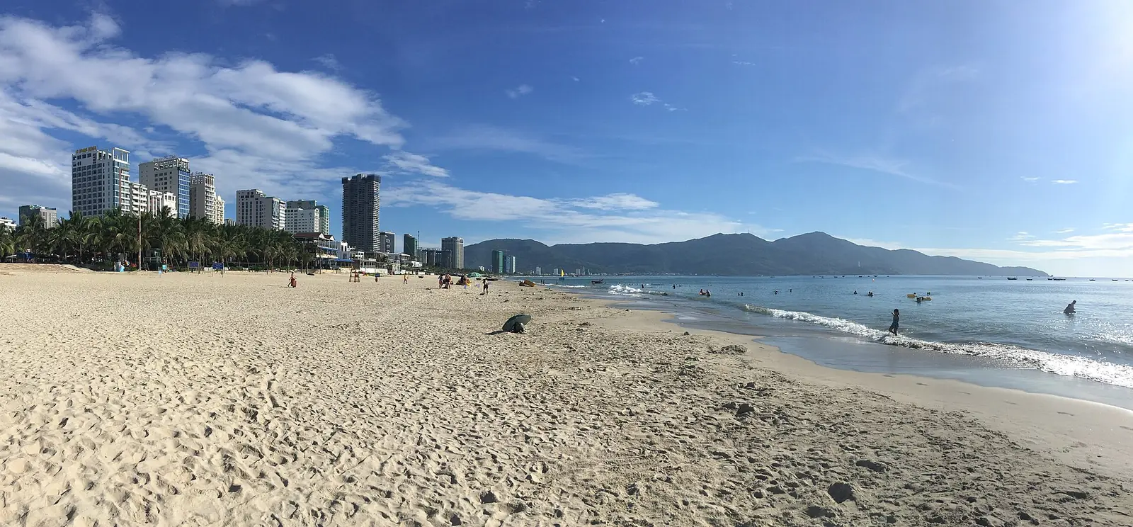 Bãi biển Mỹ Khê, phía xa là núi Sơn Trà