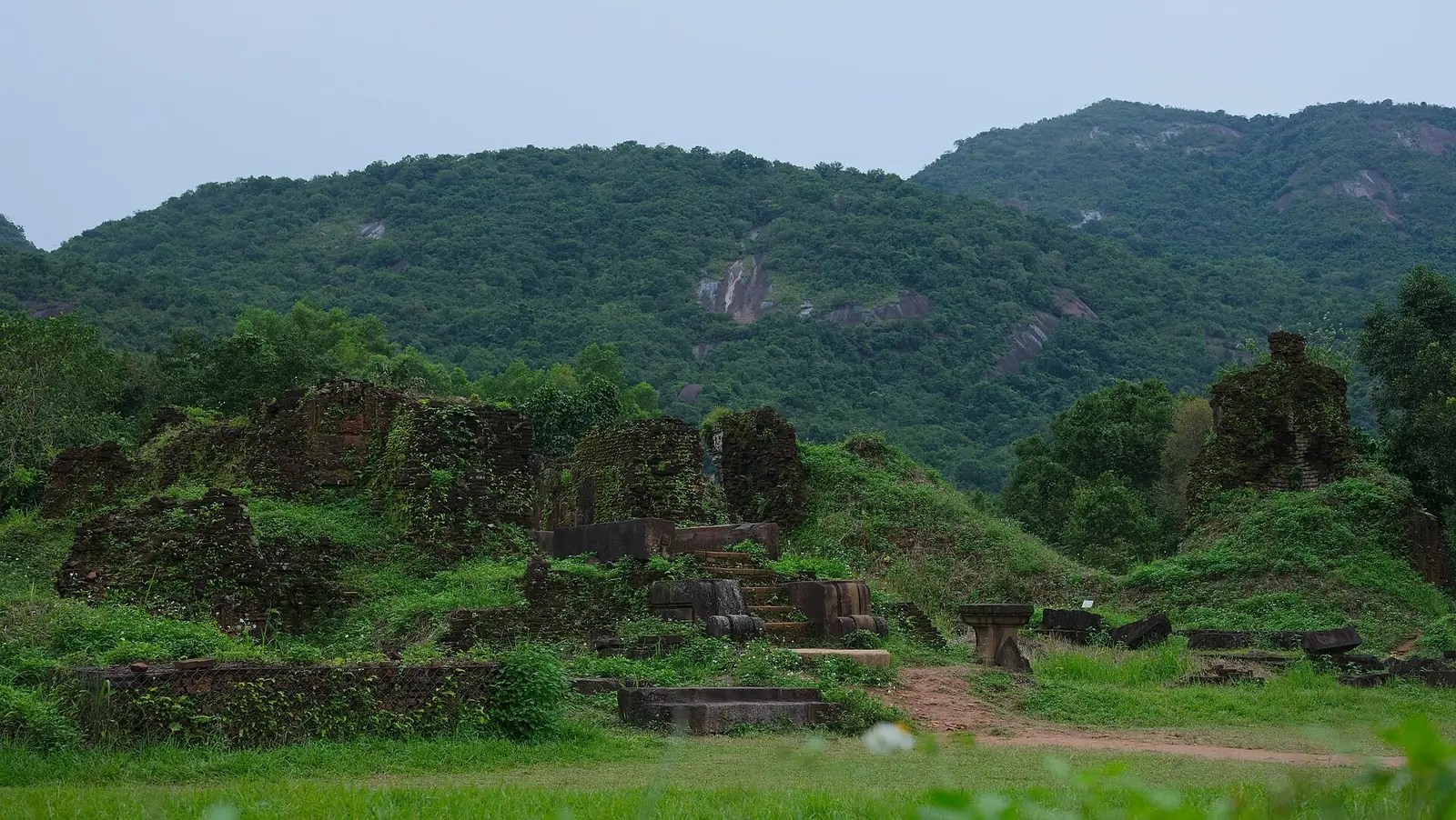 Phế tích Mỹ Sơn giữa thung lũng núi