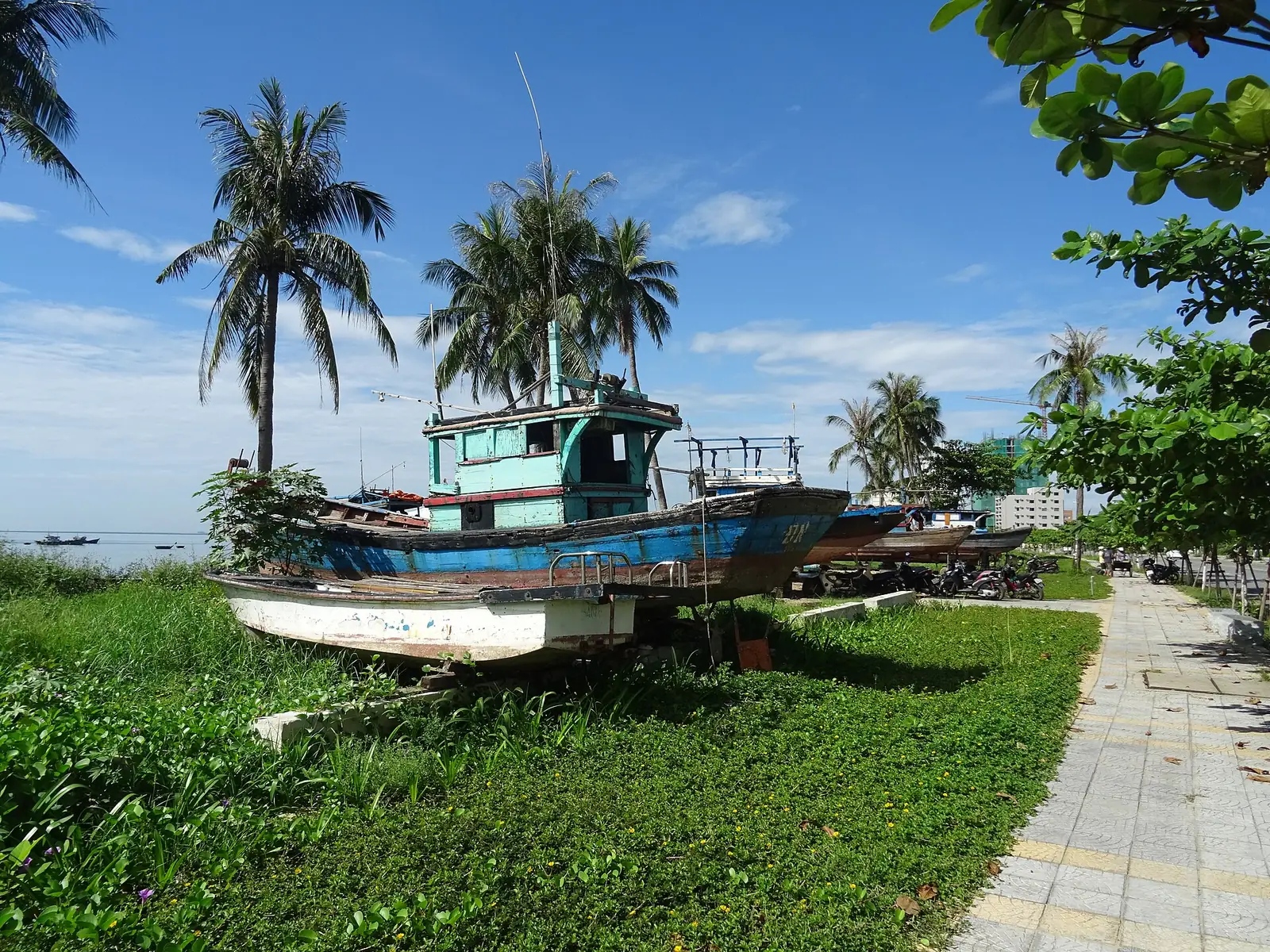 Thuyền đánh cá kéo lên bờ ở biển Mỹ Khê